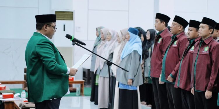 Ketua DPW LDII Jawa Timur Moch. Amrodji Konawi melantik kelompok kerja (pokja) LDII Jawa Timur di Gedung Serba Guna (GSG) Sabilurrosyidin, Surabaya, Minggu (18/10). Dok: LINES.