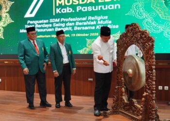 Bupati Pasuruan M. Rusdi Sutejo memukul gong sebagai tanda dibukanya Musyawarah Daerah (Musda) VII Lembaga Dakwah Islam Indonesia (LDII) Kabupaten Pasuruan di Auditorium Mpu Sindok, Minggu (19/10/2025). Dok. LINES.