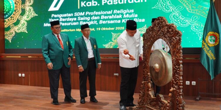 Bupati Pasuruan M. Rusdi Sutejo memukul gong sebagai tanda dibukanya Musyawarah Daerah (Musda) VII Lembaga Dakwah Islam Indonesia (LDII) Kabupaten Pasuruan di Auditorium Mpu Sindok, Minggu (19/10/2025). Dok. LINES.