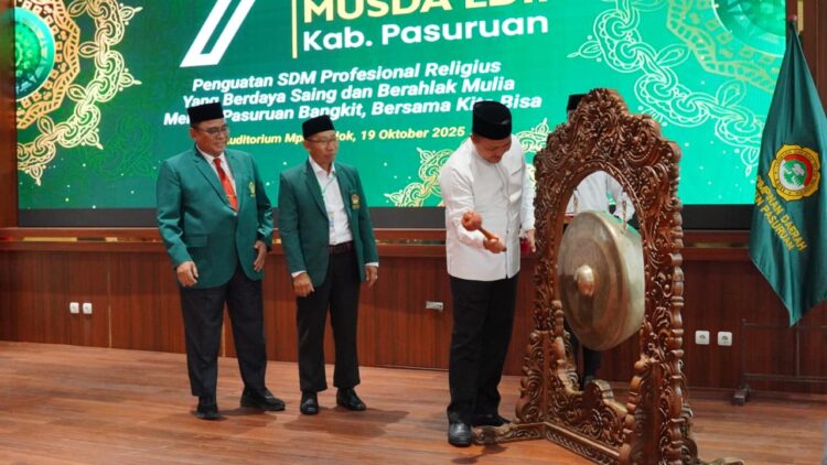 Bupati Pasuruan M Rusdi Sutejo memukul gong sebagai tanda dibukanya Musyawarah Daerah Musda VII Lembaga Dakwah Islam Indonesia LDII Kabupaten Pasuruan di Auditorium Mpu Sindok Minggu 19102025 Dok LINES