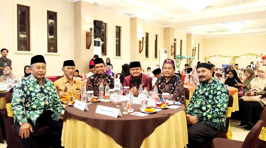 Ketua Pemuda LDII Kota Kediri Asyhari Eko Prayitno (tengah) bersama para tokoh menghadiri peringatan Milad ke-59 Majelis Daerah Korps Alumni Himpunan Mahasiswa Islam (MD KAHMI) Kota dan Kabupaten Kediri di Ballroom Lotus Garden Hotel, Jumat (10/10). Ketua Pemuda LDII Kota Kediri, Asyhari Eko Prayitno (tengah), bersama para tokoh menghadiri peringatan Milad ke-59 Majelis Daerah Korps Alumni Himpunan Mahasiswa Islam (MD KAHMI) Kota dan Kabupaten Kediri di Ballroom Lotus Garden Hotel, Jumat (10/10). Dalam kesempatan itu, ia mendorong generasi muda untuk mengutamakan pendidikan dan akhlak mulia. Dok. LINES.