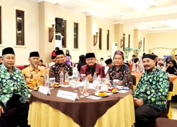 Ketua Pemuda LDII Kota Kediri Asyhari Eko Prayitno (tengah) bersama para tokoh menghadiri peringatan Milad ke-59 Majelis Daerah Korps Alumni Himpunan Mahasiswa Islam (MD KAHMI) Kota dan Kabupaten Kediri di Ballroom Lotus Garden Hotel, Jumat (10/10). Ketua Pemuda LDII Kota Kediri, Asyhari Eko Prayitno (tengah), bersama para tokoh menghadiri peringatan Milad ke-59 Majelis Daerah Korps Alumni Himpunan Mahasiswa Islam (MD KAHMI) Kota dan Kabupaten Kediri di Ballroom Lotus Garden Hotel, Jumat (10/10). Dalam kesempatan itu, ia mendorong generasi muda untuk mengutamakan pendidikan dan akhlak mulia. Dok. LINES.