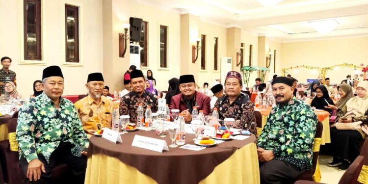 Ketua Pemuda LDII Kota Kediri Asyhari Eko Prayitno (tengah) bersama para tokoh menghadiri peringatan Milad ke-59 Majelis Daerah Korps Alumni Himpunan Mahasiswa Islam (MD KAHMI) Kota dan Kabupaten Kediri di Ballroom Lotus Garden Hotel, Jumat (10/10). Ketua Pemuda LDII Kota Kediri, Asyhari Eko Prayitno (tengah), bersama para tokoh menghadiri peringatan Milad ke-59 Majelis Daerah Korps Alumni Himpunan Mahasiswa Islam (MD KAHMI) Kota dan Kabupaten Kediri di Ballroom Lotus Garden Hotel, Jumat (10/10). Dalam kesempatan itu, ia mendorong generasi muda untuk mengutamakan pendidikan dan akhlak mulia. Dok. LINES.