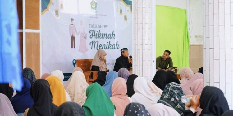 Dalam upaya membekali generasi muda, Pemuda LDII Kota Kediri menggelar talk show bertajuk “Hikmah Menikah” di Aula Pondok Pesantren Nurul Huda Al Manshurin, Minggu (19/10). Dok: LINES.