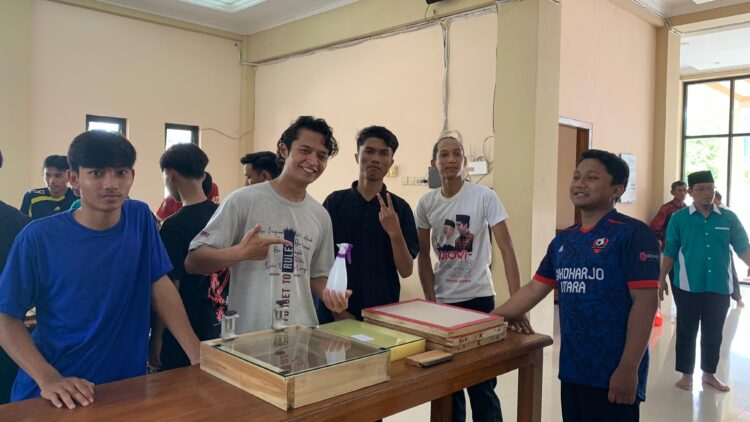 Para peserta Pelatihan Sablon DPD LDII Kabupaten Nganjuk mengikuti sesi praktik pembuatan sablon manual di Aula DPD LDII Kabupaten Nganjuk Minggu 19102025 Kegiatan ini menjadi sarana bagi generasi muda LDII untuk mengasah keterampilan dan semangat wirausaha Dok LINES