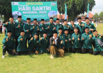 Wali Kota Blitar, Syauqul Muhibbin (duduk di tengah), berfoto bersama pengurus DPD LDII Kota Blitar seusai mengikuti apel peringatan Hari Santri Nasional (HSN) 2025 di Alun-alun Kota Blitar, Rabu (22/10). (Dok. LINES Kota Blitar)