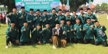 Wali Kota Blitar Syauqul Muhibbin duduk di tengah berfoto bersama pengurus DPD LDII Kota Blitar seusai mengikuti apel peringatan Hari Santri Nasional HSN 2025 di Alun alun Kota Blitar Rabu 2210 Dok LINES Kota Blitar