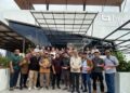 Ketua DPW LDII Jawa Timur Moch. Amrodji Konawi (tengah, batik cokelat) bersama 35 pengusaha muda LDII Jawa Timur berfoto bersama di depan kantor PT Brigit Biofarmaka Teknologi Tbk, Minggu (26/10/2025) di Sukoharjo. (Dok. LINES Jatim)