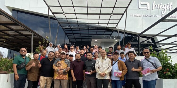 Ketua DPW LDII Jawa Timur, Moch. Amrodji Konawi (empat dari kiri, batik cokelat), bersama 35 pengusaha muda LDII Jawa Timur berfoto di depan kantor PT Brigit Biofarmaka Teknologi Tbk, Sukoharjo, Minggu (26/10/2025). (Dok. LINES Jatim)