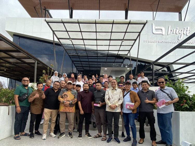 Ketua DPW LDII Jawa Timur Moch Amrodji Konawi empat dari kiri batik cokelat bersama 35 pengusaha muda LDII Jawa Timur berfoto di depan kantor PT Brigit Biofarmaka Teknologi Tbk Sukoharjo Minggu 26102025 Dok LINES Jatim