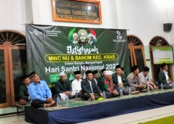 Para tokoh ormas Islam mengikuti istigasah di Masjid Sabilul Huda, Kediri, yang diselenggarakan oleh MWC NU dan Banom Kecamatan Kras dalam rangka memperingati Hari Santri Nasional 2025, Rabu (22/10). (Dok. LINES Kab Kediri)