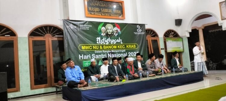 Para tokoh ormas Islam mengikuti istigasah di Masjid Sabilul Huda, Kediri, yang diselenggarakan oleh MWC NU dan Banom Kecamatan Kras dalam rangka memperingati Hari Santri Nasional 2025, Rabu (22/10). (Dok. LINES Kab Kediri)
