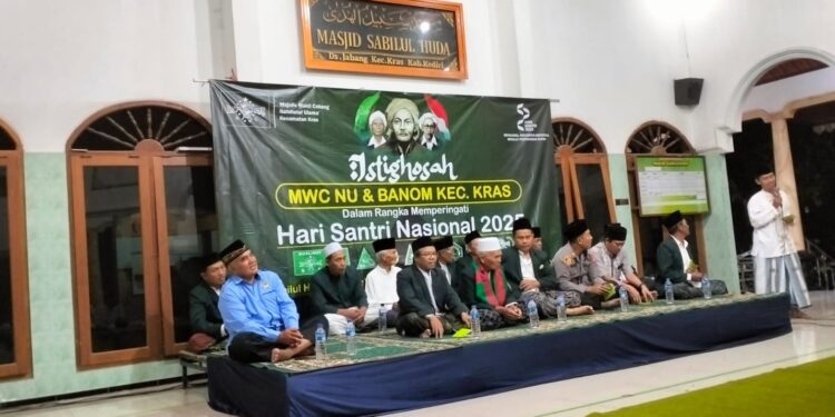 ChatGPT bilang: Para tokoh ormas Islam mengikuti istigasah di Masjid Sabilul Huda, Kediri, yang diselenggarakan oleh MWC NU dan Banom Kecamatan Kras dalam rangka memperingati Hari Santri Nasional 2025, Rabu (22/10). (Dok. LINES Kab Kediri)