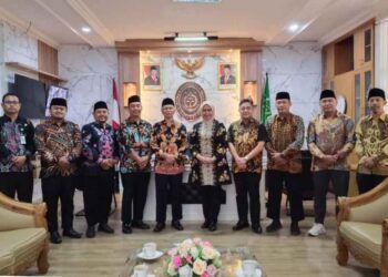 Kepala Kejaksaan Negeri Kota Kediri, Andi Mirnawaty (tengah), menerima kunjungan silaturahim pengurus Ponpes Wali Barokah dan DPD LDII Kota Kediri, Kamis (2/10), di ruang kerjanya. Kunjungan tersebut membahas sinergi peningkatan kesadaran hukum di lingkungan pesantren. Dok. LINES.