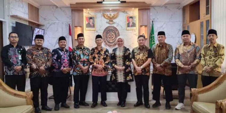 Kepala Kejaksaan Negeri Kota Kediri, Andi Mirnawaty (tengah), menerima kunjungan silaturahim pengurus Ponpes Wali Barokah dan DPD LDII Kota Kediri, Kamis (2/10), di ruang kerjanya. Kunjungan tersebut membahas sinergi peningkatan kesadaran hukum di lingkungan pesantren. Dok. LINES.