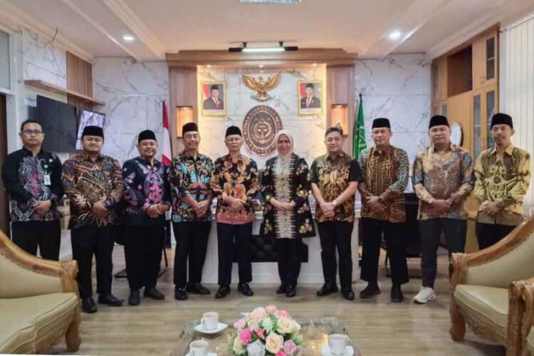 Kepala Kejaksaan Negeri Kota Kediri Andi Mirnawaty tengah menerima kunjungan silaturahim pengurus Ponpes Wali Barokah dan DPD LDII Kota Kediri Kamis 210 di ruang kerjanya Kunjungan tersebut membahas sinergi peningkatan kesadaran hukum di lingkungan pesantren Dok LINES