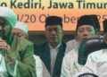 Wakil Ketua DPW LDII Jawa Timur, Agung Riyanto (tengah), saat menghadiri acara Lirboyo Bershalawat dalam rangka peringatan Hari Santri 2025 tingkat Provinsi Jawa Timur di Pondok Pesantren Lirboyo, Kota Kediri, Senin (20/10/2025). (Dok. LINES Kediri)