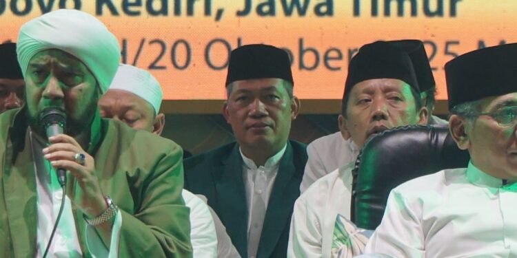 Wakil Ketua DPW LDII Jawa Timur, Agung Riyanto (tengah), saat menghadiri acara Lirboyo Bershalawat dalam rangka peringatan Hari Santri 2025 tingkat Provinsi Jawa Timur di Pondok Pesantren Lirboyo, Kota Kediri, Senin (20/10/2025). (Dok. LINES Kediri)