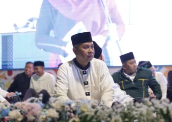 Wakil Ketua DPW LDII Jawa Timur, Wahjoe Soetiono, menghadiri acara Jawa Timur Bersholawat dan Tabligh Akbar dalam rangka memperingati Hari Santri Nasional 2025 dan 80 Tahun Provinsi Jawa Timur, yang digelar di halaman Gedung Negara Grahadi Surabaya, Rabu (22/10/2025). (Dok. LINES Jatim)