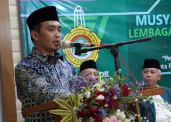 Wali Kota Pasuruan Adi Wibowo saat memberikan sambutan sekaligus membuka Musyawarah Daerah (Musda) VII Lembaga Dakwah Islam Indonesia (LDII) Kota Pasuruan, Sabtu (25/10/2025), di Aula Kantor Kementerian Agama Kota Pasuruan. Dalam kesempatan tersebut, Wali Kota menekankan pentingnya peran organisasi keagamaan dalam memperkuat keimanan dan ketakwaan umat di tengah tantangan modernisasi. (Dok. LINES Jatim)