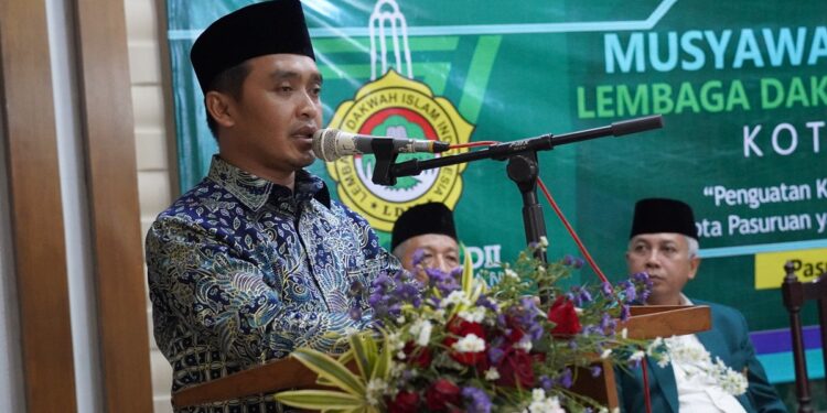 Wali Kota Pasuruan Adi Wibowo saat memberikan sambutan sekaligus membuka Musyawarah Daerah (Musda) VII Lembaga Dakwah Islam Indonesia (LDII) Kota Pasuruan, Sabtu (25/10/2025), di Aula Kantor Kementerian Agama Kota Pasuruan. Dalam kesempatan tersebut, Wali Kota menekankan pentingnya peran organisasi keagamaan dalam memperkuat keimanan dan ketakwaan umat di tengah tantangan modernisasi. (Dok. LINES Jatim)