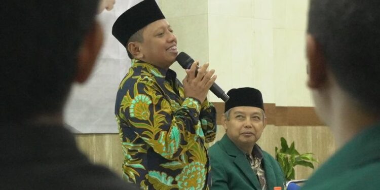 Anggota Komisi A DPRD Jawa Timur Saifudin Zuhri memberikan paparan dalam Seminar Kebangsaan yang digelar DPD LDII Kota Malang di Aula Roudlotul Jannah, Sukun, Malang, Sabtu (8/11). (Foto: Dok. LINES Malang)