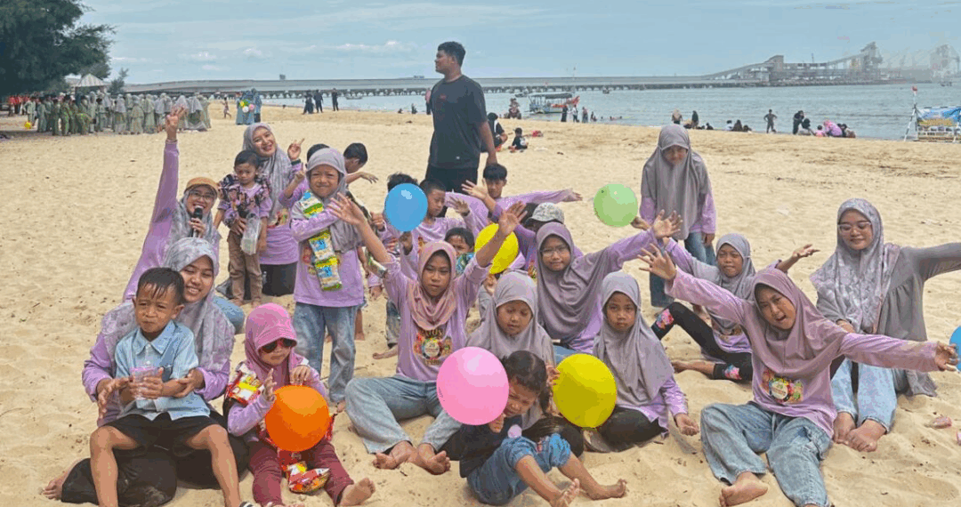 Keceriaan terpancar dari wajah peserta Family Gathering PAC LDII Parengan saat berfoto bersama di tepi Pantai Semilir, Tuban, Minggu (9/11). Foto: DOk. LINES Lamongan