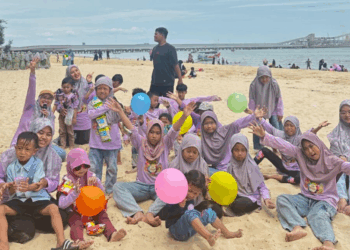 Keceriaan terpancar dari wajah peserta Family Gathering PAC LDII Parengan saat berfoto bersama di tepi Pantai Semilir, Tuban, Minggu (9/11). Foto: DOk. LINES Lamongan