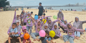 Keceriaan terpancar dari wajah peserta Family Gathering PAC LDII Parengan saat berfoto bersama di tepi Pantai Semilir Tuban Minggu 911 Foto DOk LINES Lamongan
