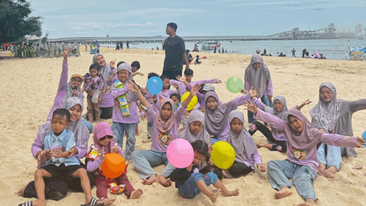 Keceriaan terpancar dari wajah peserta Family Gathering PAC LDII Parengan saat berfoto bersama di tepi Pantai Semilir, Tuban, Minggu (9/11). Foto: DOk. LINES Lamongan