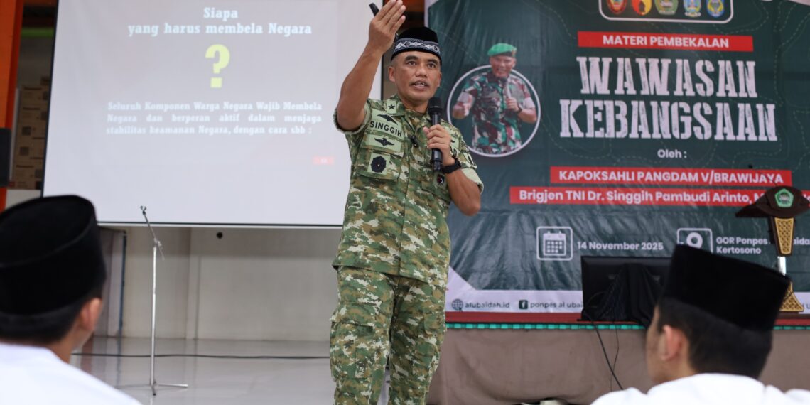 Kapoksahli Pangdam V/Brawijaya Brigjen TNI Singgih Pambudi Arianto memaparkan materi wawasan kebangsaan di depan santri Ponpes Al-Ubaidah, Kertosono, Nganjuk (14/11/2023). Ia menegaskan bahwa membela negara adalah kewajiban seluruh warga negara. (Foto: Dok. PID Ponpes Al Ubaidah)