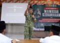 Kapoksahli Pangdam V/Brawijaya Brigjen TNI Singgih Pambudi Arianto memaparkan materi wawasan kebangsaan di depan santri Ponpes Al-Ubaidah, Kertosono, Nganjuk (14/11/2023). Ia menegaskan bahwa membela negara adalah kewajiban seluruh warga negara. (Foto: Dok. PID Ponpes Al Ubaidah)
