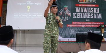 Kapoksahli Pangdam VBrawijaya Brigjen TNI Singgih Pambudi Arianto memaparkan materi wawasan kebangsaan di depan santri Ponpes Al Ubaidah Kertosono Nganjuk 14112023 Ia menegaskan bahwa membela negara adalah kewajiban seluruh warga negara Foto Dok PID Ponpes Al Ubaidah