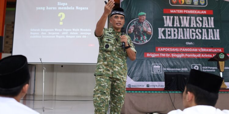 Kapoksahli Pangdam V/Brawijaya Brigjen TNI Singgih Pambudi Arianto memaparkan materi wawasan kebangsaan di depan santri Ponpes Al-Ubaidah, Kertosono, Nganjuk (14/11/2023). Ia menegaskan bahwa membela negara adalah kewajiban seluruh warga negara. (Foto: Dok. PID Ponpes Al Ubaidah)