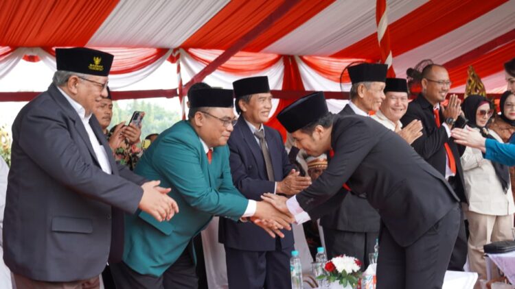 Ketua DPW LDII Jawa Timur, Moch. Amrodji Konawi (kedua kiri), bersalaman dengan Wakil Gubernur Jawa Timur, Emil Elestianto Dardak (kanan), usai upacara peringatan Hari Pahlawan di Monumen Tugu Pahlawan, Surabaya, Senin (10/11). (Foto: Dok. LINES Jatim)