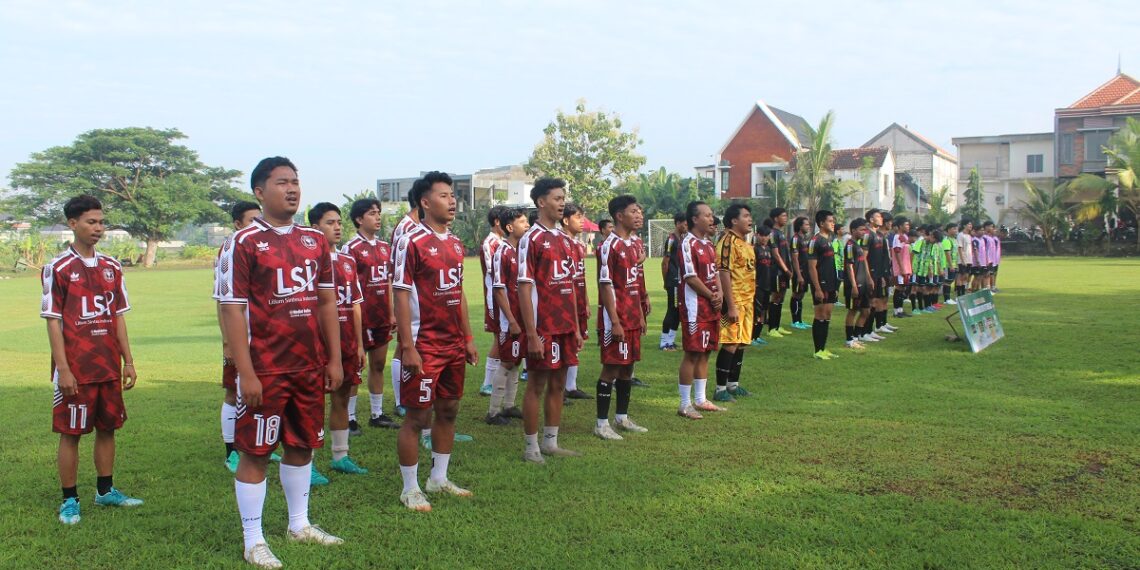 Para pemain dari berbagai tim sepak bola antarpemuda LDII Gresik berdiri mengikuti upacara pembukaan LDII Cup U 25 di Stadion WCP Krembangan Gresik Sabtu 2112025 Turnamen ini menjadi ajang pembinaan dan mempererat persaudaraan antar pemuda LDII se Kabupaten Gresik Foto Dok LINES Gresik
