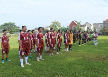 Para pemain dari berbagai tim sepak bola antarpemuda LDII Gresik berdiri mengikuti upacara pembukaan LDII Cup U-25 di Stadion WCP Krembangan, Gresik, Sabtu (2/11/2025). Turnamen ini menjadi ajang pembinaan dan mempererat persaudaraan antar pemuda LDII se-Kabupaten Gresik. (Foto: Dok. LINES Gresik)