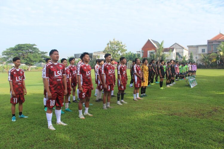 Para pemain dari berbagai tim sepak bola antarpemuda LDII Gresik berdiri mengikuti upacara pembukaan LDII Cup U-25 di Stadion WCP Krembangan, Gresik, Sabtu (2/11/2025). Turnamen ini menjadi ajang pembinaan dan mempererat persaudaraan antar pemuda LDII se-Kabupaten Gresik. (Foto: Dok. LINES Gresik)