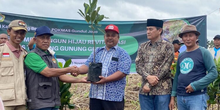 LDII Kabupaten Malang, Kelompok Masyarakat (Pokmas) Gundul Joyo, Senkom Mitra Polri, serta puluhan relawan dari berbagai wilayah menggelar penghijauan di lahan bekas tambang Gunung Gede, Kamis (13/11). Foto: Dok. LINES Malang.
