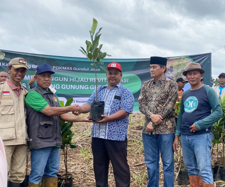 LDII Kabupaten Malang, Kelompok Masyarakat (Pokmas) Gundul Joyo, Senkom Mitra Polri, serta puluhan relawan dari berbagai wilayah menggelar penghijauan di lahan bekas tambang Gunung Gede, Kamis (13/11). Foto: Dok. LINES Malang.
