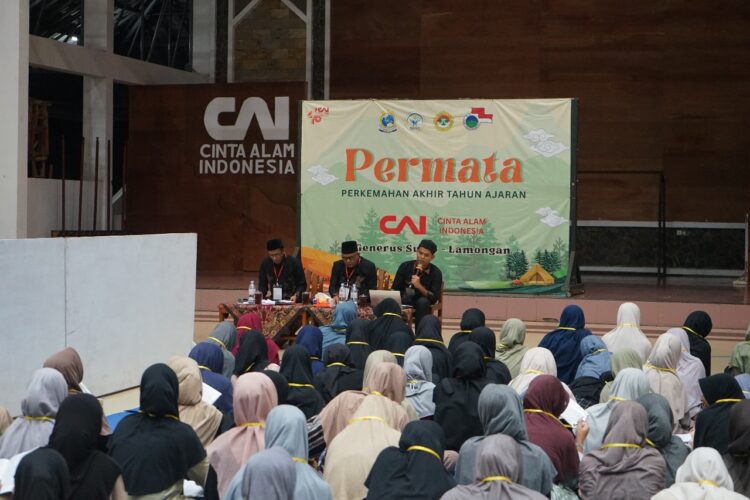 Para pemuda LDII dari wilayah PC LDII Sugio, Lamongan mengikuti kegiatan Perkemahan Akhir Tahun (Permata CAI) yang digelar pada 8–9 November 2025 di Bumi Perkemahan Wonosalam, Jombang, Jawa Timur. (Foto: Dok. LINES Lamongan)