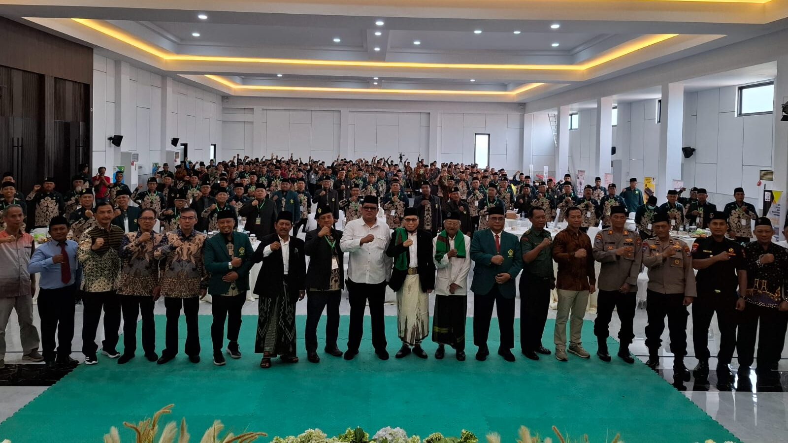 Kepala Bagian Pemerintahan dan Kesra Kota Surabaya, Arief Budiarto, bersama jajaran pengurus LDII, Forkopimda, dan peserta usai pembukaan Musyawarah Daerah (Musda) X Lembaga Dakwah Islam Indonesia (LDII) Surabaya di Gedung Serba Guna Sabilurrosyidin, Minggu (9/11). (Foto: Dok. LINES Surabaya)