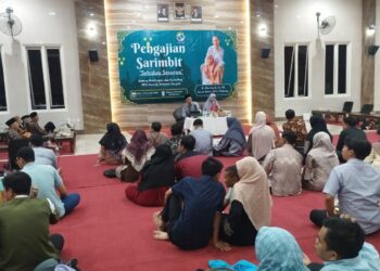DPD LDII Kabupaten Sidoarjo mengadakan Pengajian Sarimbit di Aula Al Barokah, Pondok Sruni, Gedangan, Sabtu (15/11) malam. Kegiatan Bidang BK PPG Sidoarjo itu digelar untuk memperkuat keharmonisan dan keromantisan pasangan suami-istri. Dok: LINES.