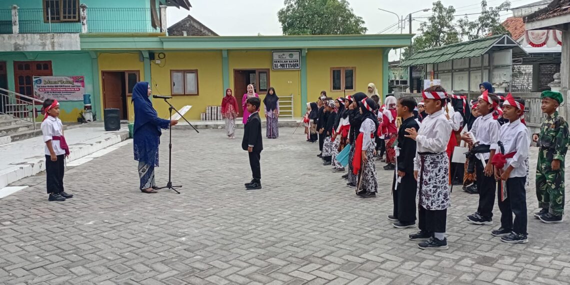 Kepala SDI Al Muttaqin Lamongan, Ervina Eka Nur Fadilah, memimpin upacara bendera peringatan Hari Pahlawan Nasional yang diikuti seluruh siswa dengan mengenakan busana bertema perjuangan, Senin (10/11). Foto: Dok. LINES Lamongan