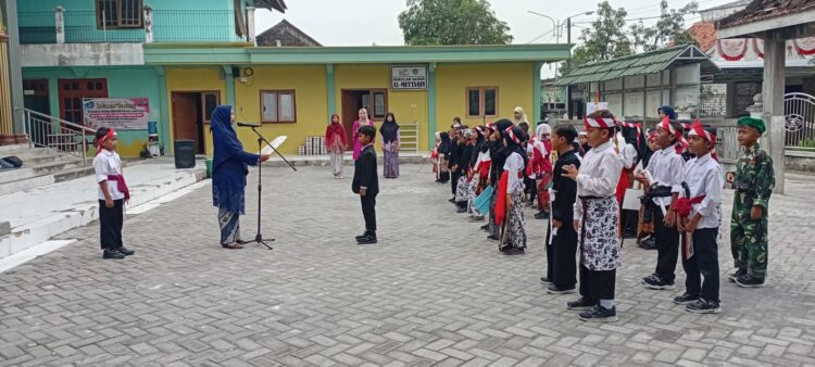 Kepala SDI Al Muttaqin Lamongan, Ervina Eka Nur Fadilah, memimpin upacara bendera peringatan Hari Pahlawan Nasional yang diikuti seluruh siswa dengan mengenakan busana bertema perjuangan, Senin (10/11). Foto: Dok. LINES Lamongan