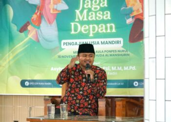 Ketua Pemuda LDII Kota Kediri, Asyhari Eko Prayitno saat menyampaikan materi dalam Seminar Kesehatan Mental bertajuk “Jaga Mental, Jaga Masa Depan” yang digelar DPD LDII Kota Kediri di Aula Ponpes Nurul Huda Al Manshurin, Minggu (16/11). Ia memberikan pemahaman tentang pentingnya resiliensi dan kekuatan mental bagi generasi muda. Foto: Dok. LINES Kediri.