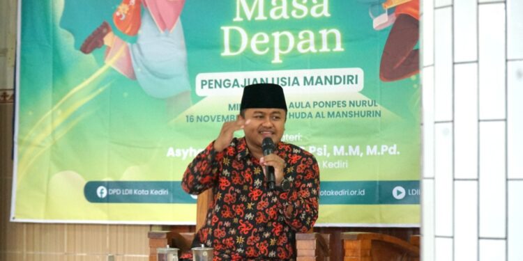 Ketua Pemuda LDII Kota Kediri, Asyhari Eko Prayitno saat menyampaikan materi dalam Seminar Kesehatan Mental bertajuk “Jaga Mental, Jaga Masa Depan” yang digelar DPD LDII Kota Kediri di Aula Ponpes Nurul Huda Al Manshurin, Minggu (16/11). Ia memberikan pemahaman tentang pentingnya resiliensi dan kekuatan mental bagi generasi muda. Foto: Dok. LINES Kediri.