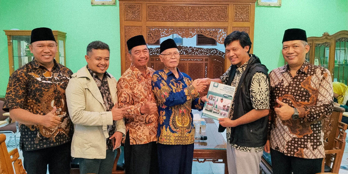 Ketua Pondok Pesantren Wali Barokah Kediri, KH Sunarto, menyerahkan dokumen laporan program kepada perwakilan Tim Setwapres RI. Kedua pihak menunjukkan apresiasi serta komitmen bersama dalam mendukung program kesehatan dan pemberdayaan masyarakat. Kegiatan berlangsung pada Kamis (27/11). Foto: Dok. PID PPWB