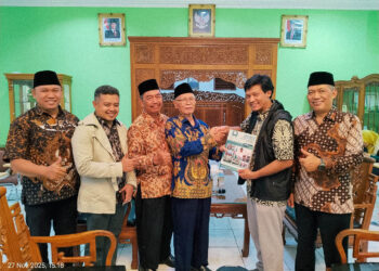 Ketua Pondok Pesantren Wali Barokah Kediri, KH Sunarto, menyerahkan dokumen laporan program kepada perwakilan Tim Setwapres RI. Kedua pihak menunjukkan apresiasi serta komitmen bersama dalam mendukung program kesehatan dan pemberdayaan masyarakat. Kegiatan berlangsung pada Kamis (27/11). Foto: Dok. PID PPWB