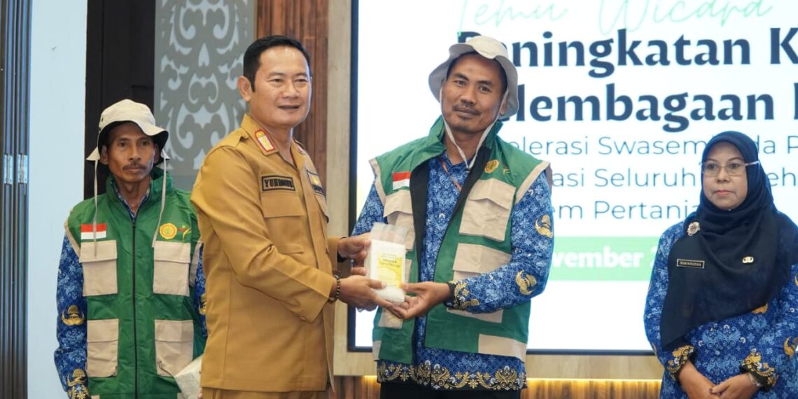 Kartono, warga LDII Lamongan, berhasil meraih Penghargaan Penyuluh Pertanian Inovatif dari Bupati Lamongan. Penghargaan tersebut diserahkan langsung oleh Bupati Yuhronur Efendi dalam acara Temu Wicara Peningkatan Kapasitas Kelembagaan Petani yang digelar Dinas Ketahanan Pangan dan Pertanian di Aula Gajah Mada Pemkab Lamongan, Senin (17/11). Foto: Dok. LINES Lamongan
